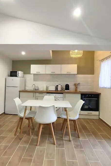 Appartement Au Coeur Du Village Greoux-les-Bains 0*,  France